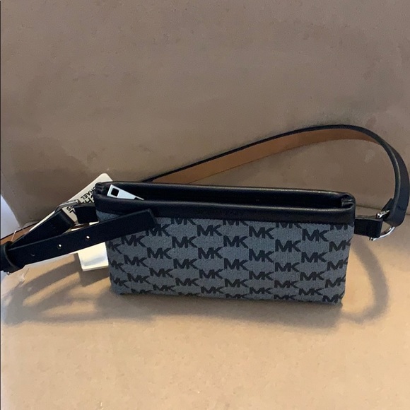 Michael Kors Handbags - Michael Kors brand new waist/Fannie pack medium